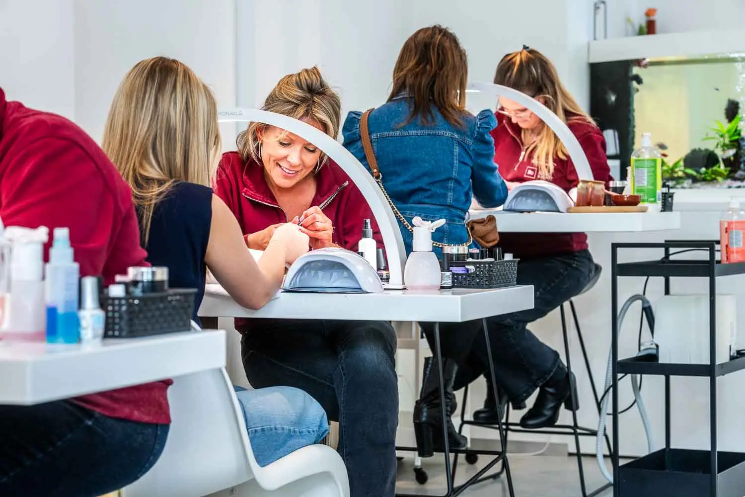 Zaakvoerder Lindsay Vlassenroot verzorgt een professionele manicure bij Bo-Nails & Beauty – persoonlijke nagelverzorging en gellak behandeling in de moderne studio in Merelbeke.