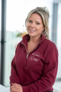 Portret van Lindsay Vlassenroot, het gezicht achter nagelstudio Gent-Merelbeke Bo-Nails & Beauty – professionele nagelstyliste en zaakvoerder.