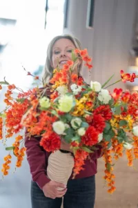Gastvrije ontvangst bij nagelstudio Gent-Merelbeke Bo-Nails & Beauty – zaakvoerder Lindsay Vlassenroot in de sfeervolle salon met een prachtig boeket bloemen.