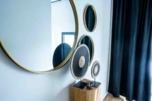 Stijlvol en modern interieur van schoonheidsinstituut Bo-Nails & Beauty – sfeerbeeld van de rustgevende behandelruimte met gouden spiegels en decoratie in Merelbeke.