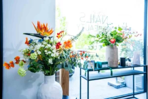 Interieur en sfeer bij nagelstudio Gent-Merelbeke – stijlvolle ontvangstruimte van Bo-Nails & Beauty met verse bloemen en zicht op de Hundelgemsesteenweg.
