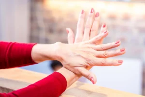 Resultaat van een professionele manicure met rode gellak bij Bo-Nails & Beauty – prachtig verzorgde nagels in onze nagelstudio regio Gent-Merelbeke.
