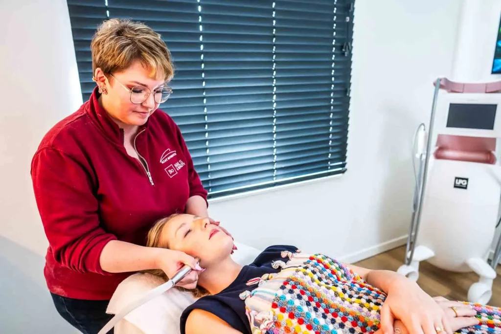 gelaatsbehandeling bij Bo-Nails & Beauty – professionele huidverbetering en versteviging door een expert in onze nagelstudio regio Gent-Merelbeke.