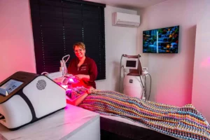 Professionele huidverbetering en gelaatsverzorging bij nagelstudio Gent-Merelbeke – medewerkster voert een lichttherapie behandeling uit bij Bo-Nails & Beauty.
