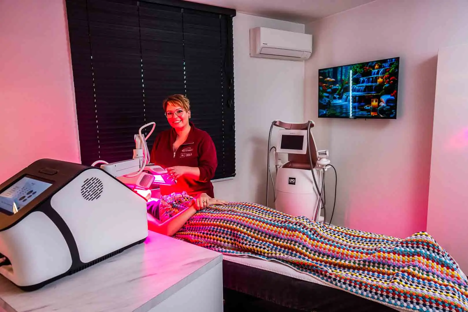 Professionele huidverbetering en gelaatsverzorging bij nagelstudio Gent-Merelbeke – medewerkster voert een lichttherapie behandeling uit bij Bo-Nails & Beauty.
